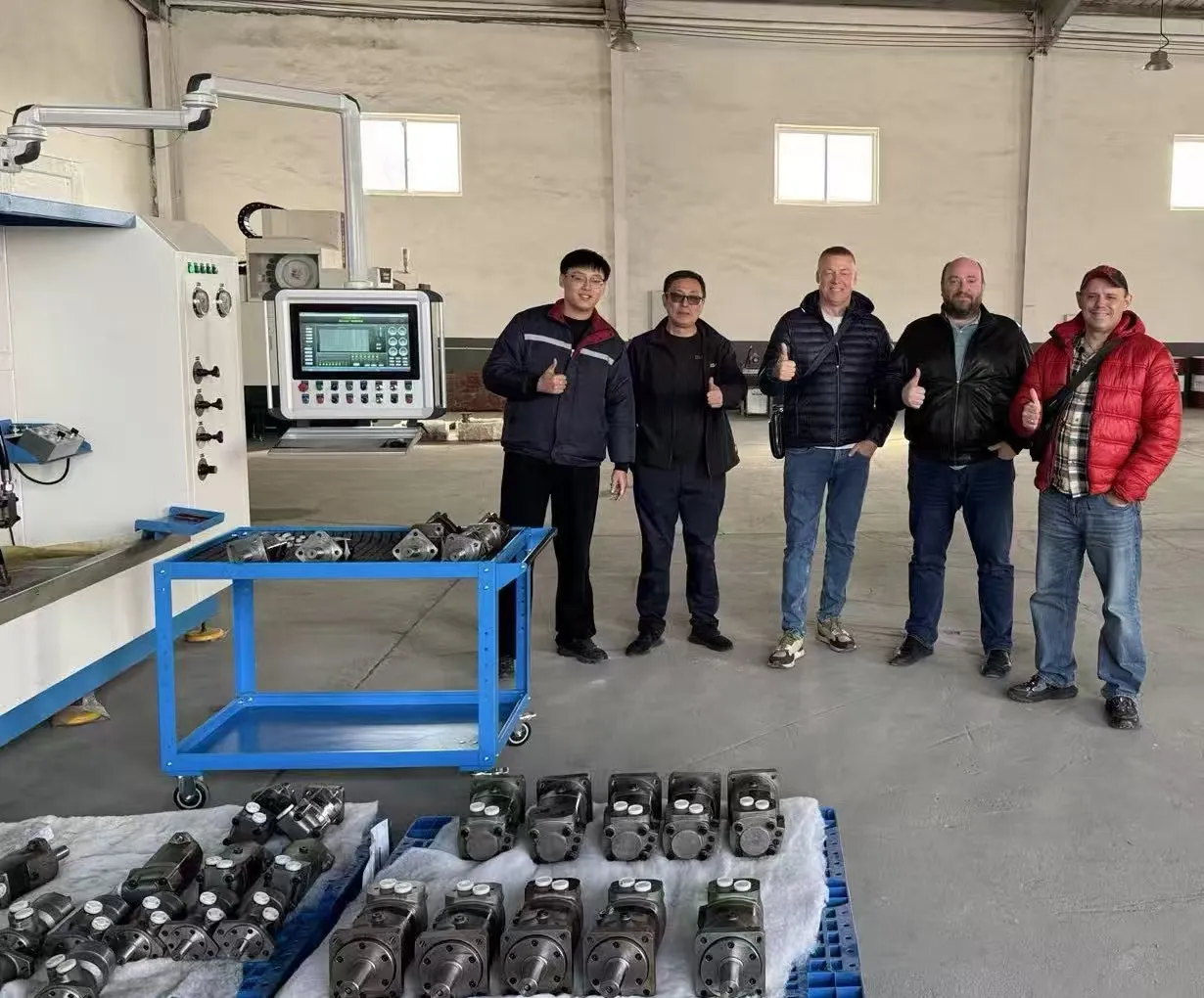 Bumisita ang mga customer ng Russia sa Yushan hydraulic motor factory sa Qingdao para sa inspeksyon at pagpapalitan ng mga pananaw.